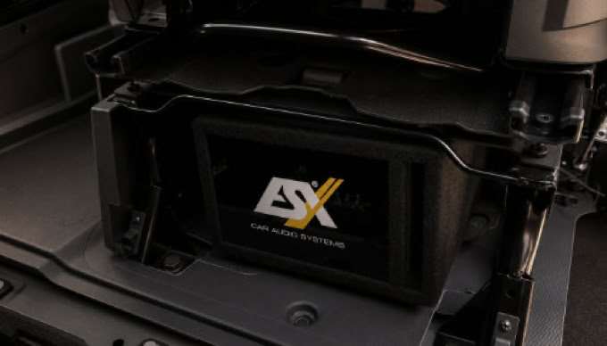 Platzsparender Subwoofer unter dem Sitz für kräftigen Bass und eine unauffällige Integration im Wohnmobil.