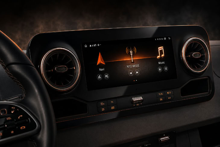 Multimedia-System im Mercedes Sprinter mit Navigation, Musik und zusätzlichen Funktionen für Wohnmobile.