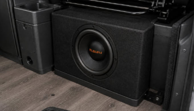 Maßgeschneiderte Subwoofer-Lösung, platzsparend in das Wohnmobil integriert und auf das Soundsystem abgestimmt.
